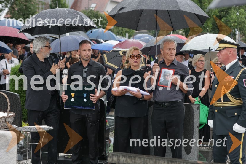  ... ;  Simon Ogulin;  Karmen Ogulin;  Mirč OgulinSlovo od humanitarke Anite Ogulin