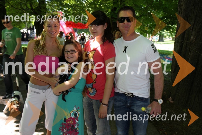 Katja Kori Begovič, manekenka s hčerko Kim, ... in mož Tom Begovič, podjetnik1. Tačkov tek