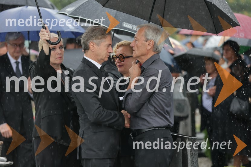 dr. Robert Golob, predsednik vlade RS;  Karmen Ogulin;  Mirč OgulinSlovo od humanitarke Anite Ogulin