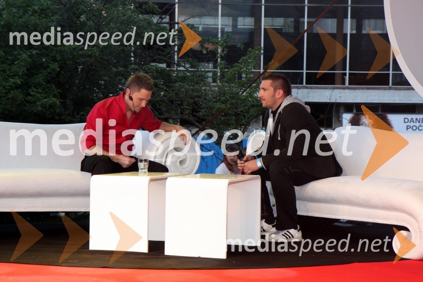 Sebastian, pevec in tv voditelj ter Boštjan Dermol, pevec skupine NudeRdeča preproga s Sebastianom, snemanje zaključne oddaje