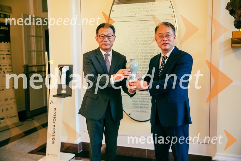  Wang Shunqing, kitajski veleposlanik v Sloveniji;  ... Simfonični orkester iz Ningboja na Ljubljana Festivalu