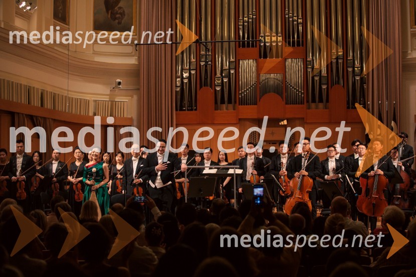  Yuanchun  Yu, profesorica pipe, Osrednji konservatorij za glasbo v Pekingu;  Ji  Yu, dirigentSimfonični orkester iz Ningboja na Ljubljana Festivalu