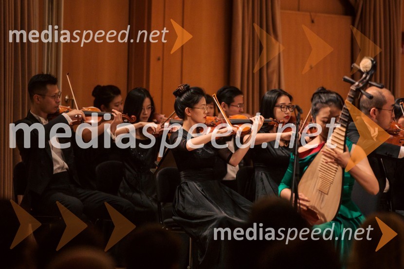  Yuanchun  Yu, profesorica pipe, Osrednji konservatorij za glasbo v PekinguSimfonični orkester iz Ningboja na Ljubljana Festivalu