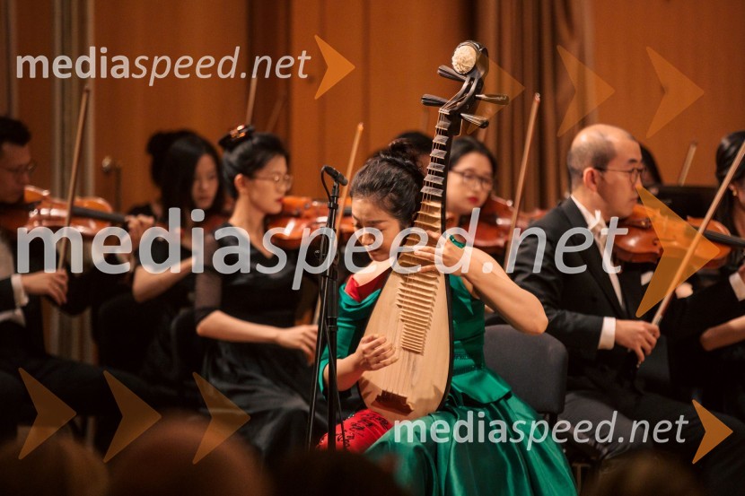  Yuanchun  Yu, profesorica pipe, Osrednji konservatorij za glasbo v PekinguSimfonični orkester iz Ningboja na Ljubljana Festivalu