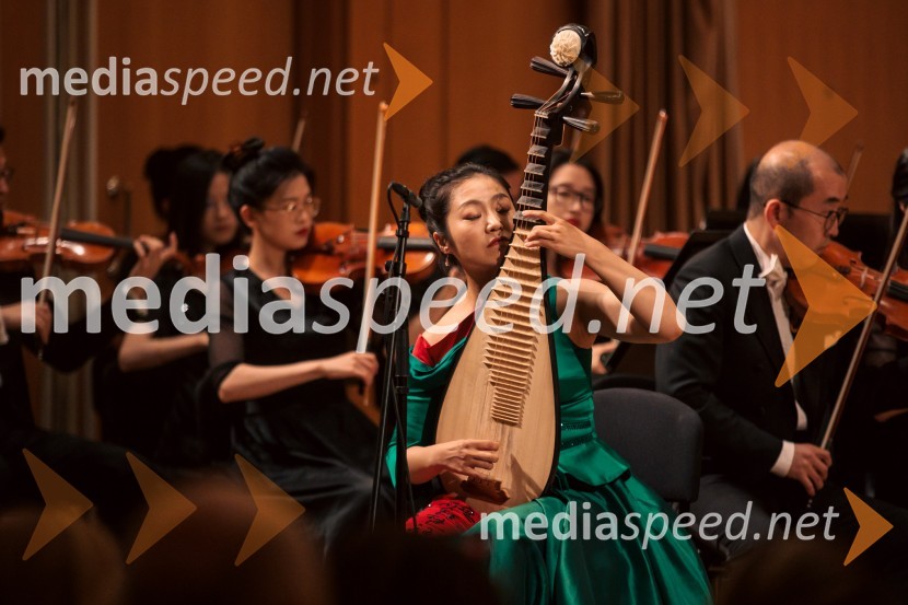  Yuanchun  Yu, profesorica pipe, Osrednji konservatorij za glasbo v PekinguSimfonični orkester iz Ningboja na Ljubljana Festivalu