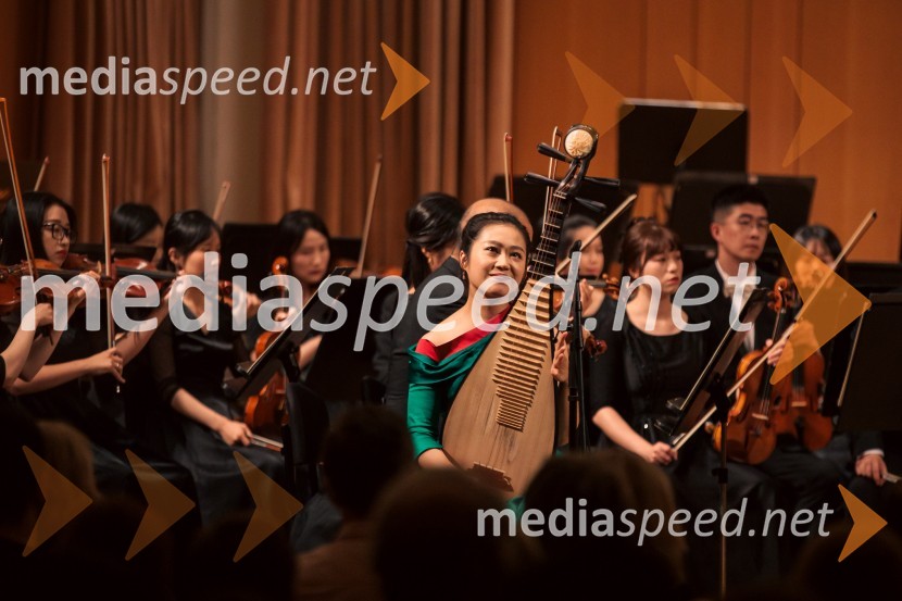  Yuanchun  Yu, profesorica pipe, Osrednji konservatorij za glasbo v PekinguSimfonični orkester iz Ningboja na Ljubljana Festivalu