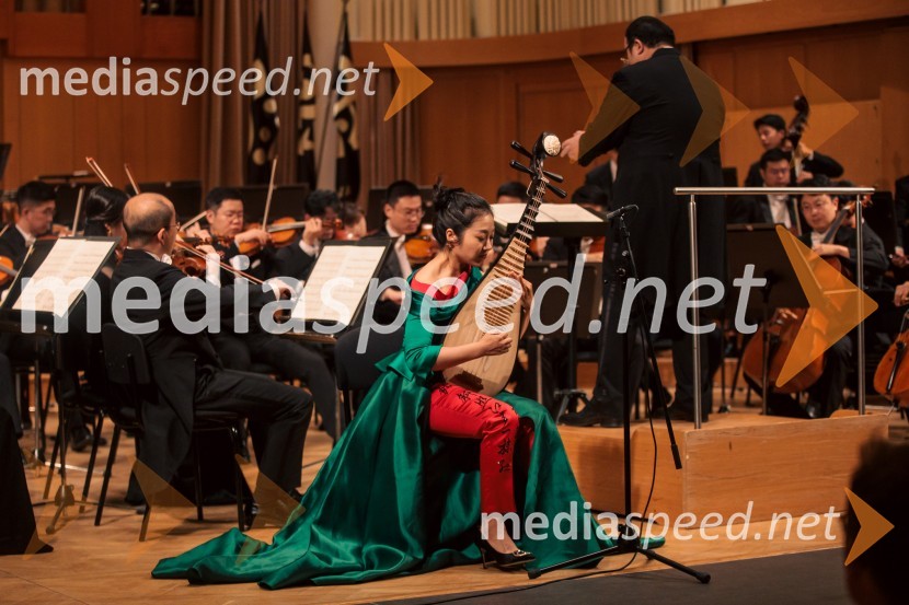  Yuanchun  Yu, profesorica pipe, Osrednji konservatorij za glasbo v Pekingu;  Ji  Yu, dirigentSimfonični orkester iz Ningboja na Ljubljana Festivalu