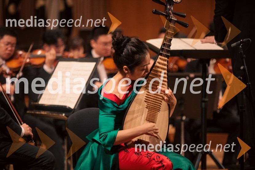  Yuanchun  Yu, profesorica pipe, Osrednji konservatorij za glasbo v PekinguSimfonični orkester iz Ningboja na Ljubljana Festivalu