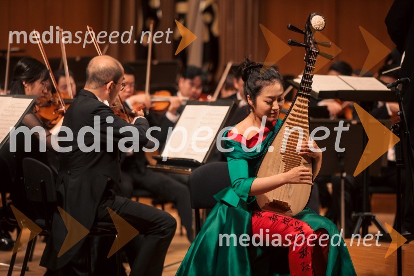  Yuanchun  Yu, profesorica pipe, Osrednji konservatorij za glasbo v PekinguSimfonični orkester iz Ningboja na Ljubljana Festivalu