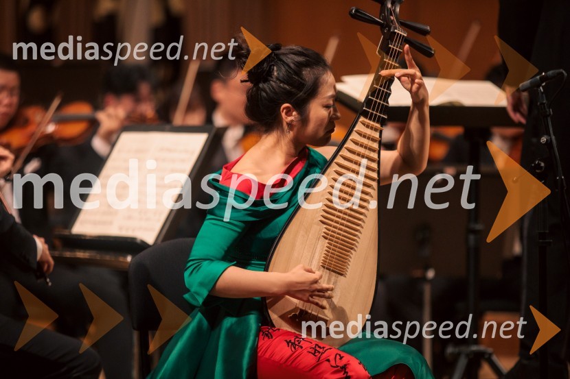  Yuanchun  Yu, profesorica pipe, Osrednji konservatorij za glasbo v PekinguSimfonični orkester iz Ningboja na Ljubljana Festivalu