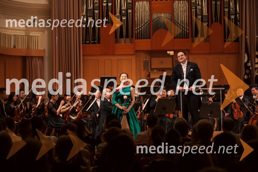  Yuanchun  Yu, profesorica pipe, Osrednji konservatorij za glasbo v Pekingu;  Ji  Yu, dirigentSimfonični orkester iz Ningboja na Ljubljana Festivalu