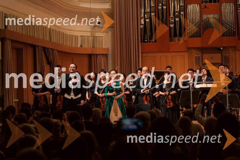  Ji  Yu, dirigent;  Yuanchun  Yu, profesorica pipe, Osrednji konservatorij za glasbo v PekinguSimfonični orkester iz Ningboja na Ljubljana Festivalu