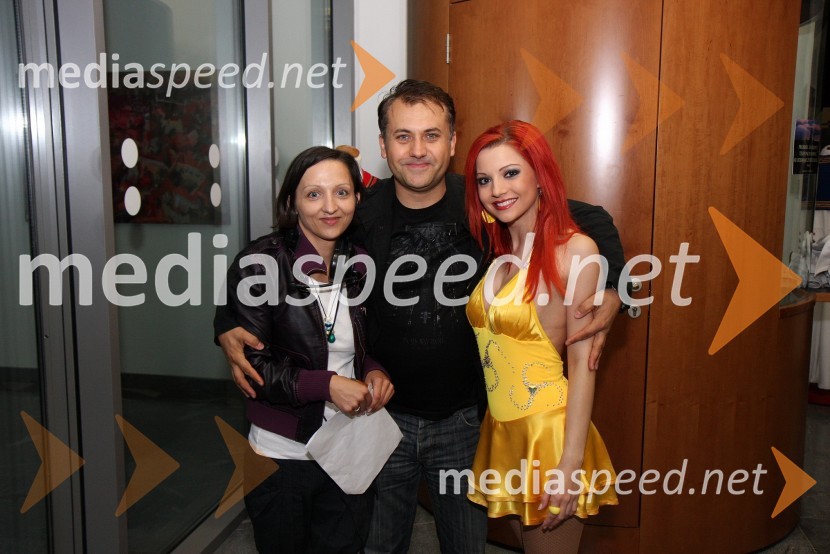 Jagoda Djordjevič, programska urednica RTS, Miki Šarac, glasbeni manager in Tanja Žagar, pevkaRdeča preproga s Sebastianom, snemanje zaključne oddaje