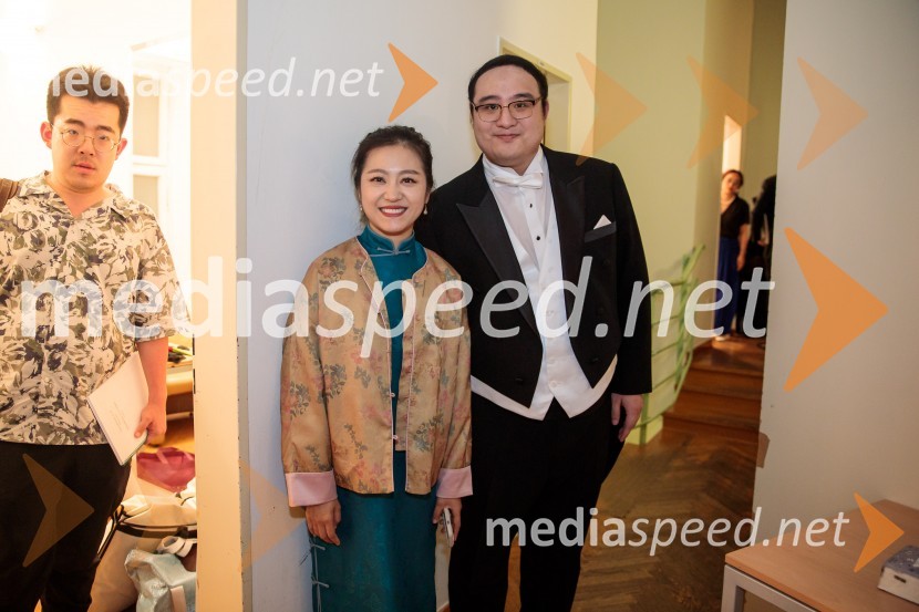  Yuanchun  Yu, profesorica pipe, Osrednji konservatorij za glasbo v Pekingu;  Ji  Yu, dirigentSimfonični orkester iz Ningboja na Ljubljana Festivalu