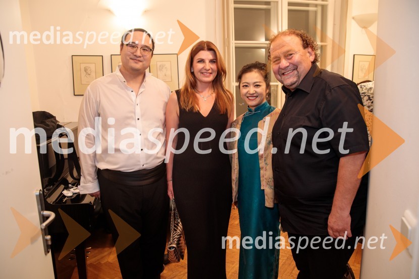  Ji  Yu, dirigent;  Janja Lamberger;  Yuanchun  Yu, profesorica pipe, Osrednji konservatorij za glasbo v Pekingu;  Darko  Brlek, direktor in umetniški vodja, Festival LjubljanaSimfonični orkester iz Ningboja na Ljubljana Festivalu