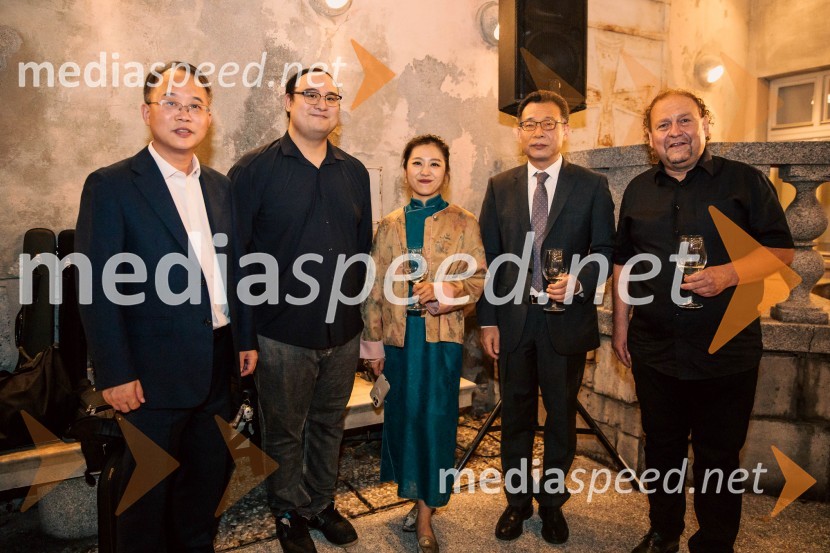  ... ;  Ji  Yu, dirigent;  Yuanchun  Yu, profesorica pipe, Osrednji konservatorij za glasbo v Pekingu;  Wang Shunqing, kitajski veleposlanik v Sloveniji;  Darko  Brlek, direktor in umetniški vodja, Festival LjubljanaSimfonični orkester iz Ningboja na Ljubljana Festivalu