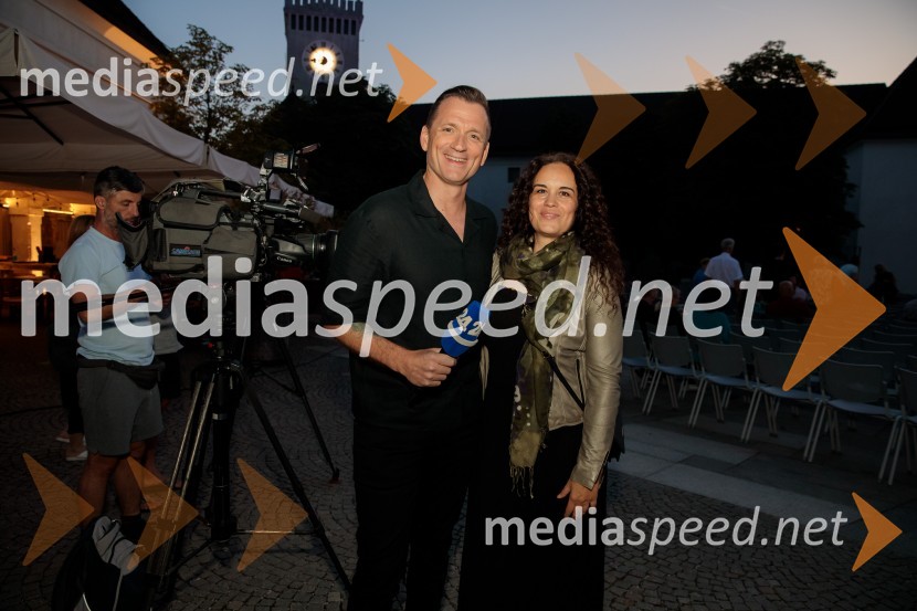  Simon Vadnjal, novinar in glasbenik;  Sonja Prosenc, režiserka in scenaristkaOdrešitev za začetnike, predpremiera filma Sonje Prosenc