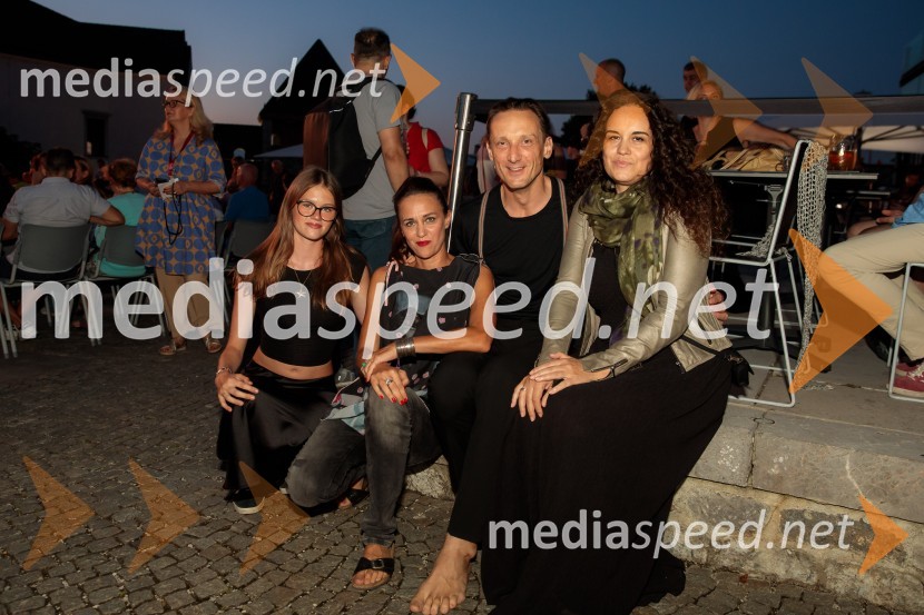  Mila Bezjak, igralka;  Katarina Stegnar, igralka;  Marko  Mandić, igralec;  Sonja Prosenc, režiserka in scenaristkaOdrešitev za začetnike, predpremiera filma Sonje Prosenc