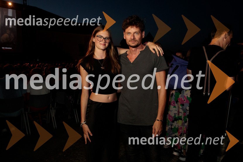  Mila Bezjak, igralka;  Primož Bezjak, igralec, plesalecOdrešitev za začetnike, predpremiera filma Sonje Prosenc