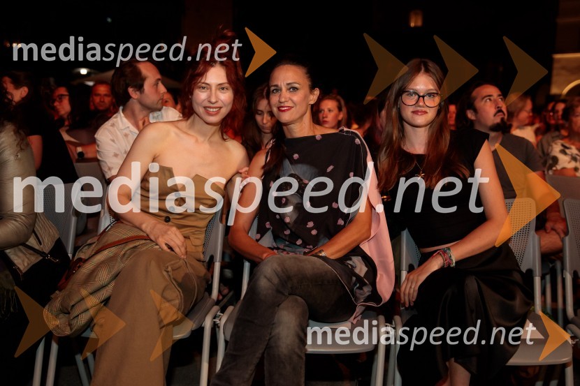  Judita Frankovic Brdar, igralka;  Katarina Stegnar, igralka;  Mila Bezjak, igralkaOdrešitev za začetnike, predpremiera filma Sonje Prosenc