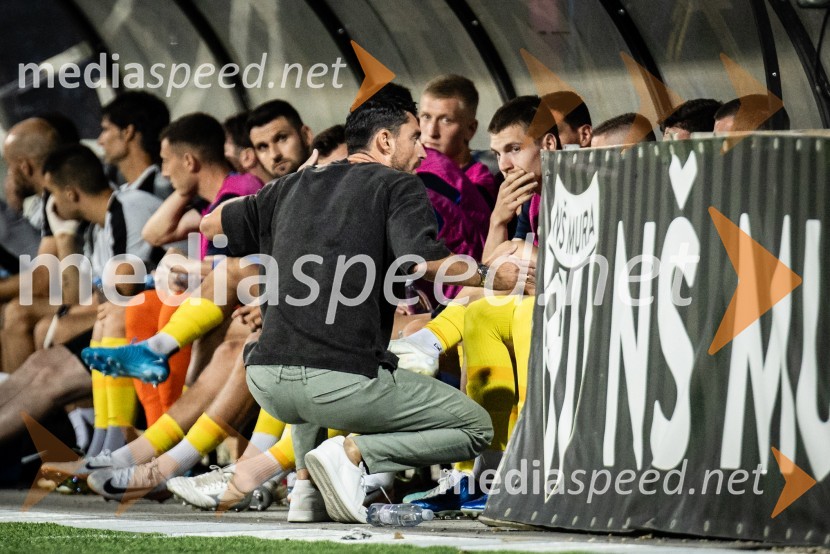  ... ;  ... ;  Albert Riera, trener NK Celje;  ... ;  ... Prva slovenska nogometna liga 2024/2025 Mura-Celje 1:0