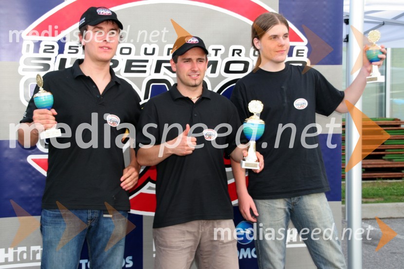 Iz leve: 2.mesto Matevž Hribar, zmagovalec Robert Oblak in 3.mesto Tine SaradžinHITROSTNI MOTOCIKLIZEM, DP4 - Pokal Tomos