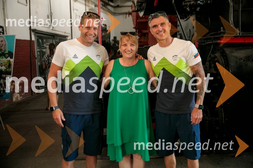  Benjamin Savšek, kanuist ;  ... ;  Peter Kauzer, kajakašSprejem slovenskih olimpijcev na Kongresnem trgu