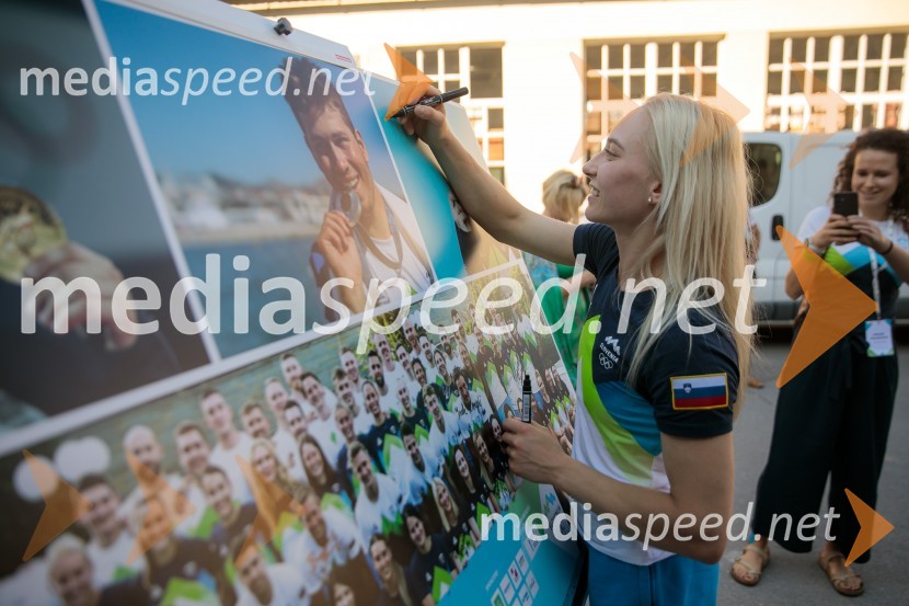  Janja Garnbret, športna plezalkaSprejem slovenskih olimpijcev na Kongresnem trgu