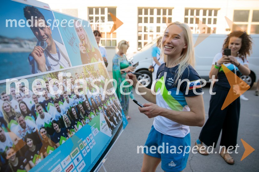  Janja Garnbret, športna plezalkaSprejem slovenskih olimpijcev na Kongresnem trgu