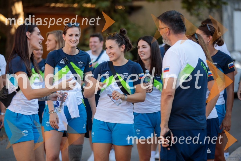  Alja Varagić, rokometašica;  Ana Gros, rokometašica;  Maja Vojnovič, rokometašica;  Maja Svetik, rokometašica;  ... Sprejem slovenskih olimpijcev na Kongresnem trgu