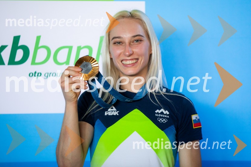  Janja Garnbret, športna plezalkaSprejem slovenskih olimpijcev na Kongresnem trgu