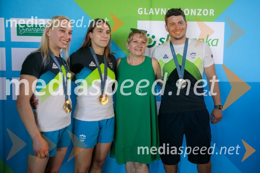  Janja Garnbret, športna plezalka;  Andreja Leški, judoistka;  ... ;  Toni Vodišek, kajtarSprejem slovenskih olimpijcev na Kongresnem trgu