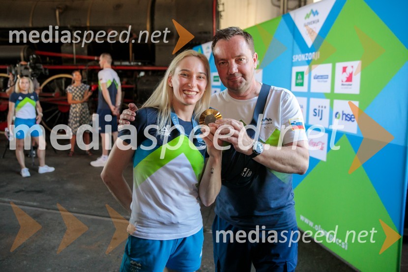  Janja Garnbret, športna plezalka;  Roman Krajnik, trener Janje GarnbretSprejem slovenskih olimpijcev na Kongresnem trgu