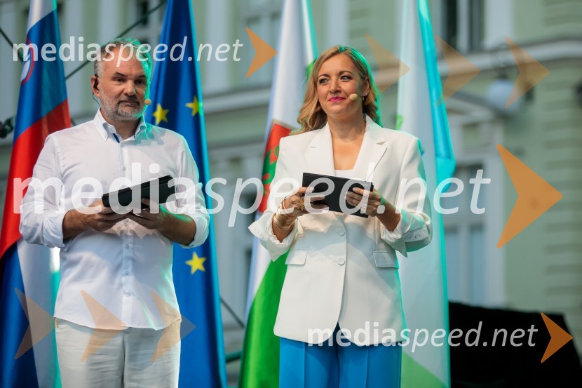  Aleš Smrekar, novinar in dnevni urednik Val202;  Anja Hlača Ferjančič, novinarka, RTVSprejem slovenskih olimpijcev na Kongresnem trgu