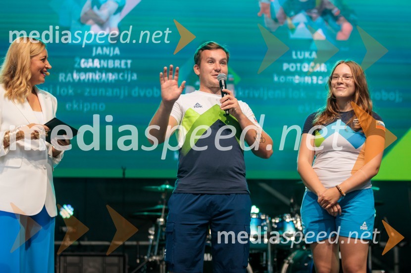  Anja Hlača Ferjančič, novinarka, RTV;  Žiga Ravnikar, lokostrelec;  Žana Pintarič, lokostrelkaSprejem slovenskih olimpijcev na Kongresnem trgu