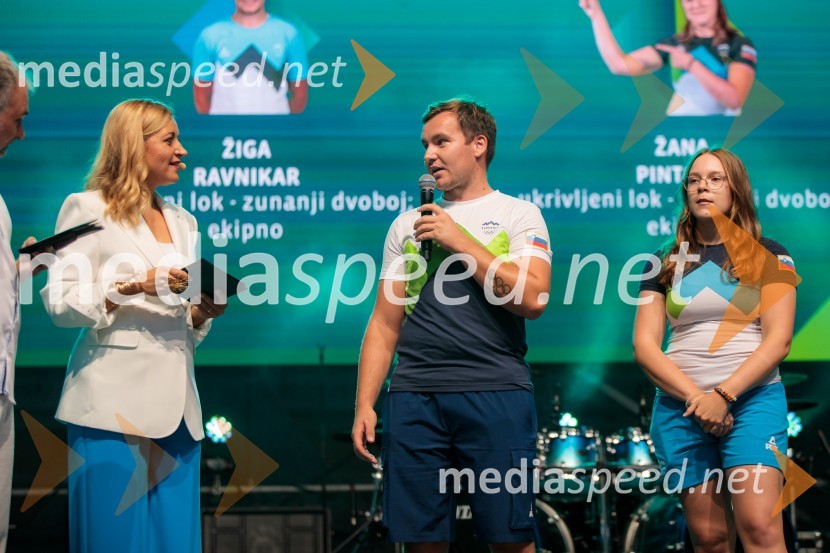  Anja Hlača Ferjančič, novinarka, RTV;  Žiga Ravnikar, lokostrelec;  Žana Pintarič, lokostrelkaSprejem slovenskih olimpijcev na Kongresnem trgu