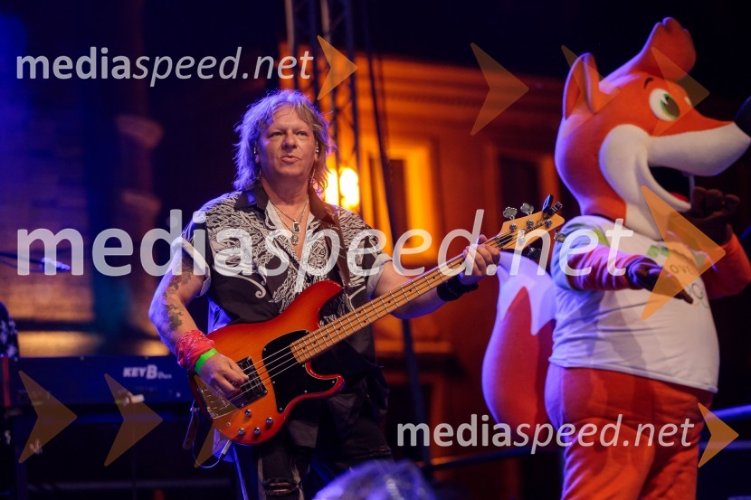  Cveto Polak, basist, skupina Šank RockSprejem slovenskih olimpijcev na Kongresnem trgu