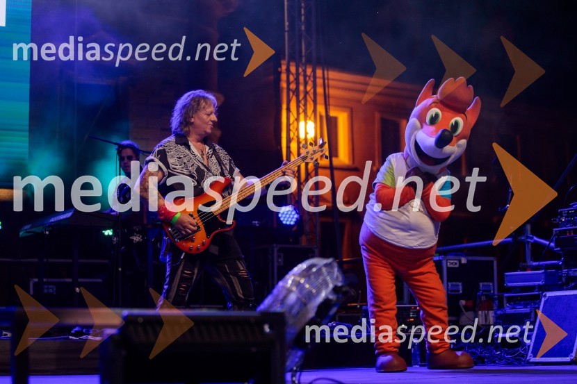  Cveto Polak, basist, skupina Šank RockSprejem slovenskih olimpijcev na Kongresnem trgu