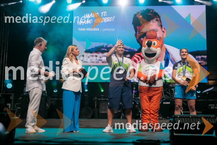  Aleš Smrekar, novinar in dnevni urednik Val202;  Anja Hlača Ferjančič, novinarka, RTV;  Toni Vodišek, kajtar;  Andreja Leški, judoistkaSprejem slovenskih olimpijcev na Kongresnem trgu
