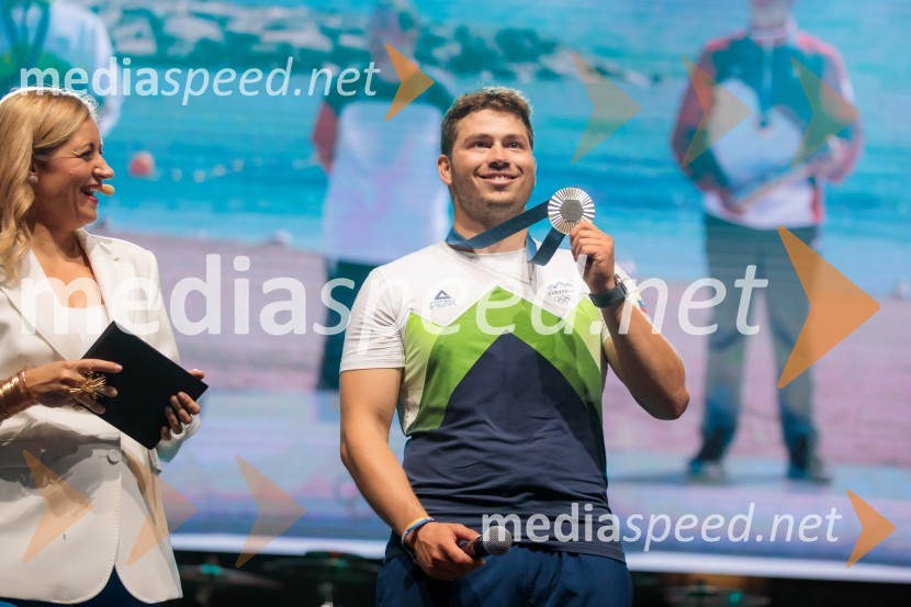  Anja Hlača Ferjančič, novinarka, RTV;  Toni Vodišek, kajtarSprejem slovenskih olimpijcev na Kongresnem trgu