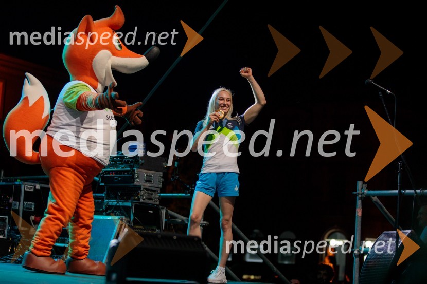  Janja Garnbret, športna plezalkaSprejem slovenskih olimpijcev na Kongresnem trgu