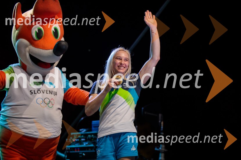  Janja Garnbret, športna plezalkaSprejem slovenskih olimpijcev na Kongresnem trgu