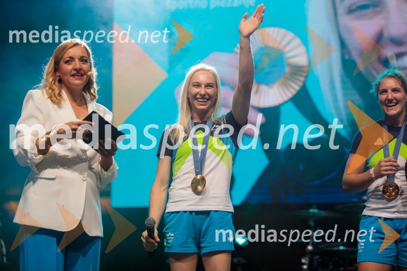  Anja Hlača Ferjančič, novinarka, RTV;  Janja Garnbret, športna plezalka;  Andreja Leški, judoistkaSprejem slovenskih olimpijcev na Kongresnem trgu