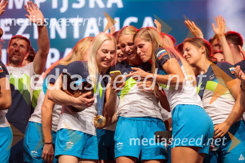  Janja Garnbret, športna plezalka;  Neža Klančar, plavalka;  Anita Horvat, atletinjaSprejem slovenskih olimpijcev na Kongresnem trgu