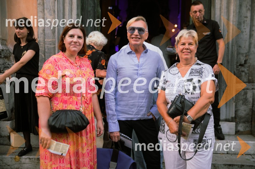  Teja Pelko, novinarka;   Igor  Jelen-Iggy, Hiša umetnosti IGEN Celje;  Irena  Butoln, germanistkaMarko Hatlak in Nuška Drašček na 72. Ljubljana Festivalu