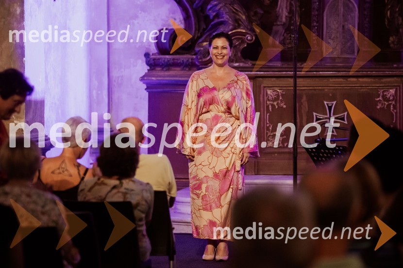  Nuška Drašček, pevkaMarko Hatlak in Nuška Drašček na 72. Ljubljana Festivalu