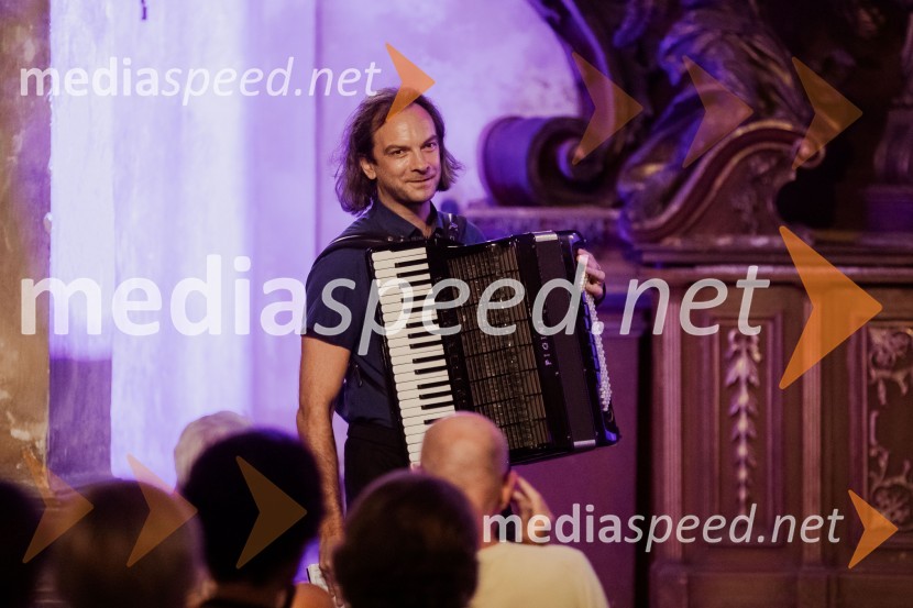  Marko Hatlak, harmonikarMarko Hatlak in Nuška Drašček na 72. Ljubljana Festivalu