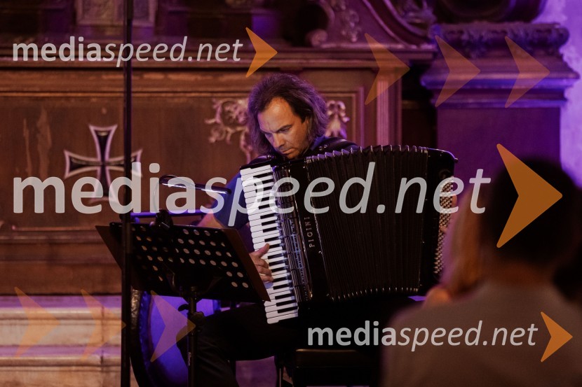  Marko Hatlak, harmonikarMarko Hatlak in Nuška Drašček na 72. Ljubljana Festivalu