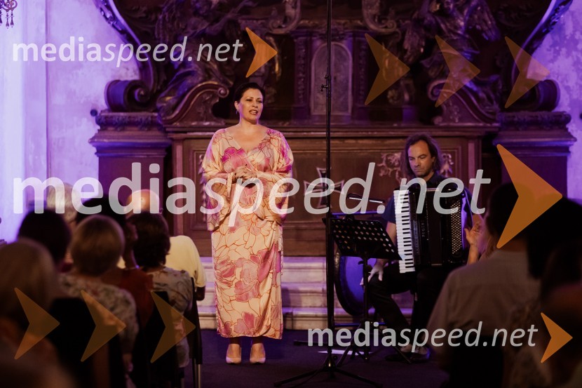  Nuška Drašček, pevka;  Marko Hatlak, harmonikarMarko Hatlak in Nuška Drašček na 72. Ljubljana Festivalu