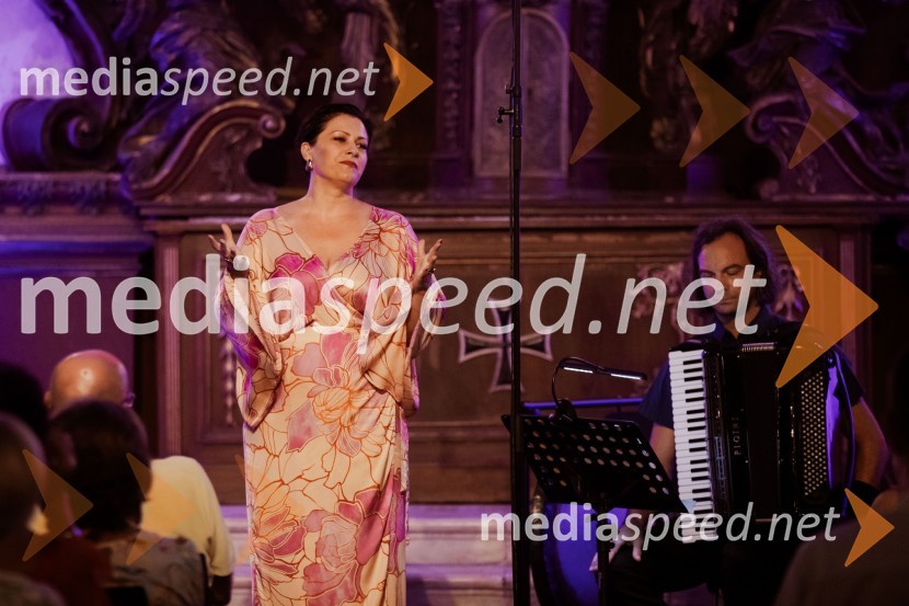  Nuška Drašček, pevka;  Marko Hatlak, harmonikarMarko Hatlak in Nuška Drašček na 72. Ljubljana Festivalu